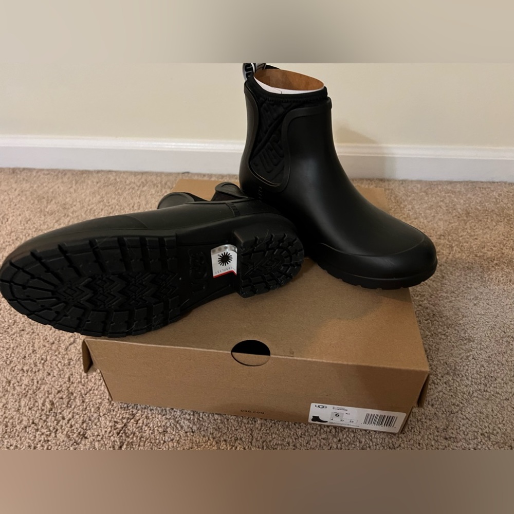 NEW Ugg Women Chevonne boot